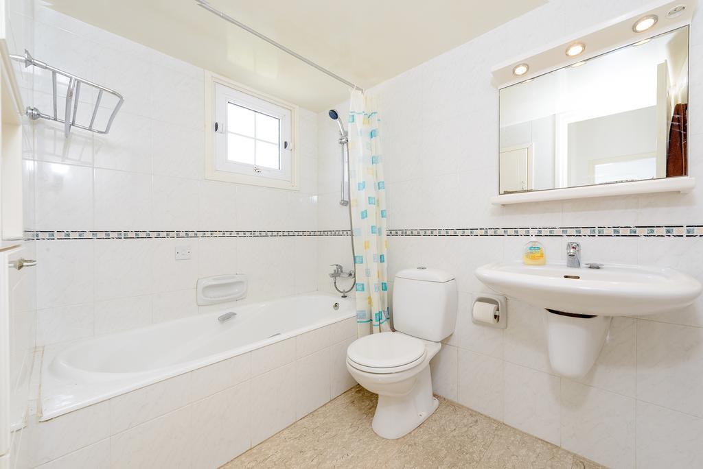 Merab Center Villas Ayía Nápa Chambre photo